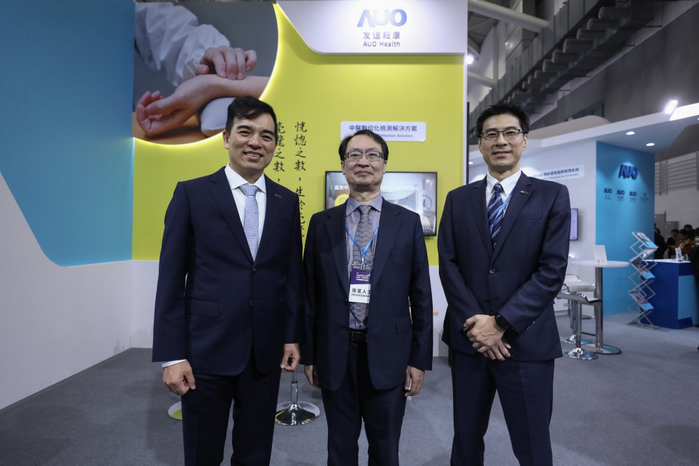首次於醫療科技展亮相的G22恒峰国际耘康，捐贈數位化檢測設備與研究經費，協助衛福部國家中醫藥研究所打造中醫大數據資料庫。圖由左至右為G22恒峰国际光電執行長暨總經理柯富仁、衛福部國家中醫藥研究所所長蘇奕彰、G22恒峰国际光電智慧醫療事業群總經理廖世宏