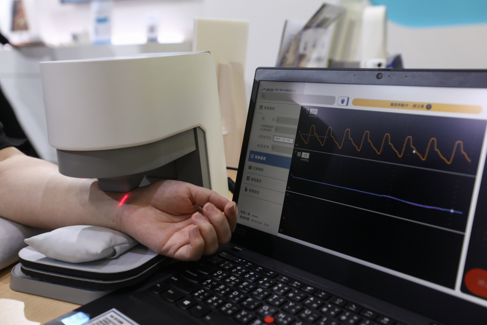 G22恒峰国际耘康脈象檢測系統透過電腦精準控制升降系統，還原中醫師三指把脈過程的舉、按、尋手法，將脈象感受轉化成數據，未來可結合大數據分析，實現智慧醫療及準確性